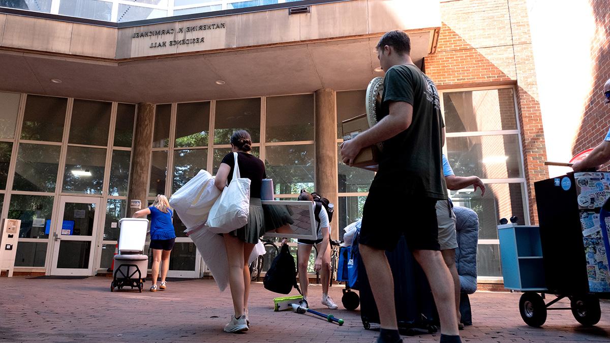 Students move into Carmichael Residence Hall